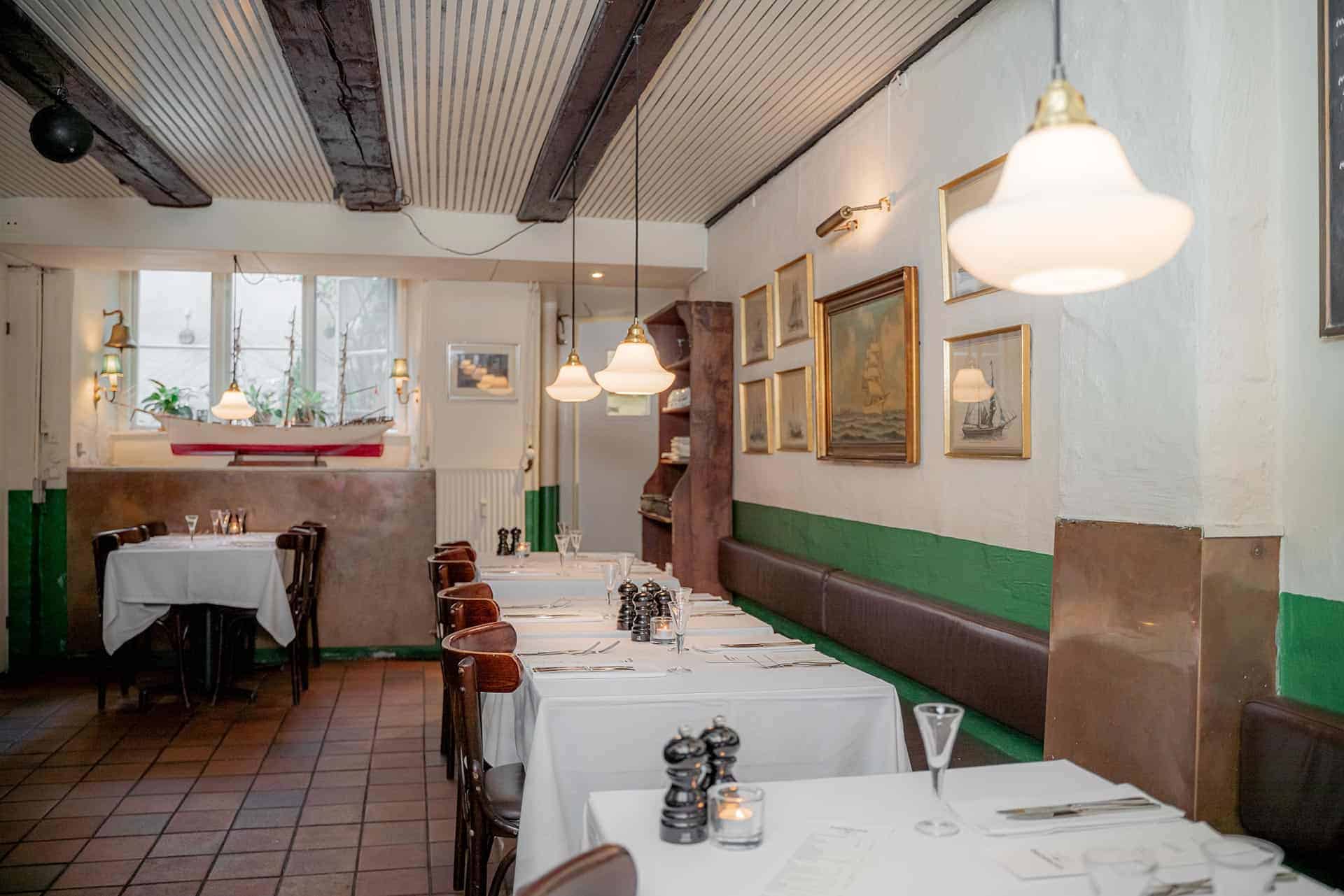 Selskab med smørrebrød
